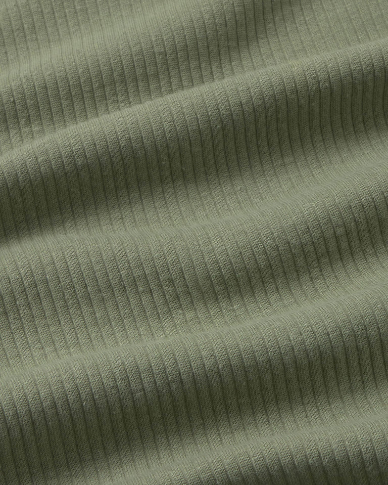 Top cuello alto verde hemp Aine sostenible silueta - 2