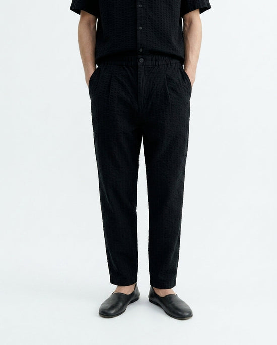 Pantalón negro seersucker Luc sostenible-1.1
