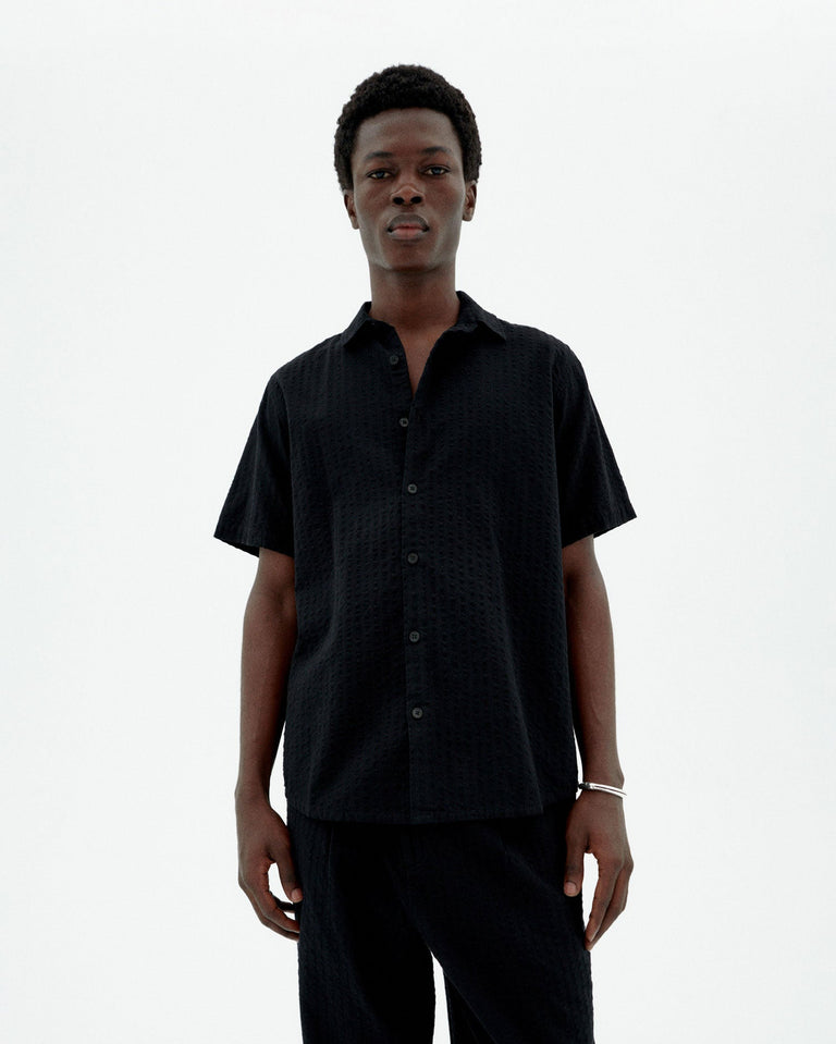 Camisa negra seersucker Tom sostenible-1