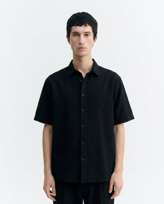 Camisa negra seersucker Tom sostenible-2.1