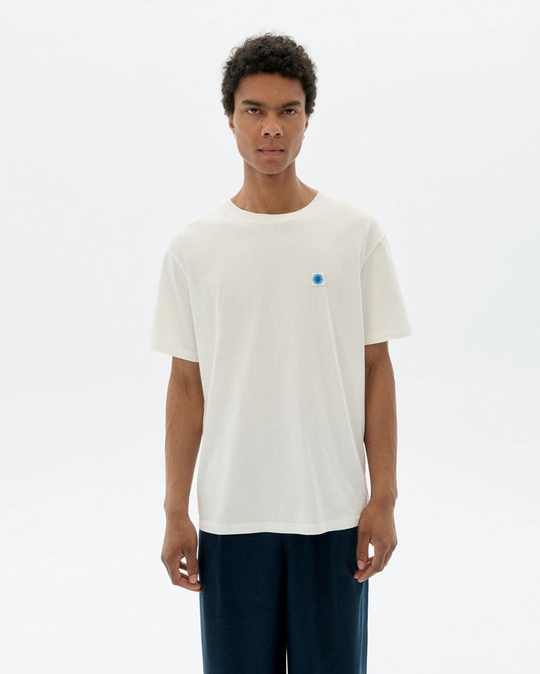 Camiseta blanca sol espalda azul sostenible - 1