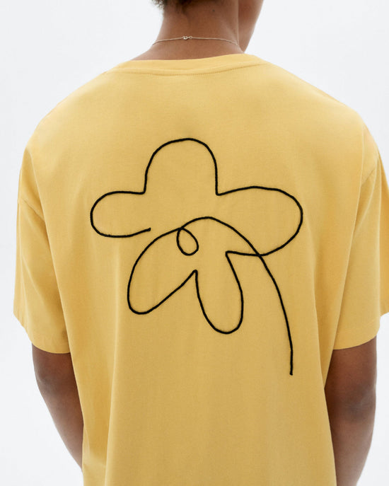 Camiseta amarilla bordada a mano flower Aaron sostenible - 3