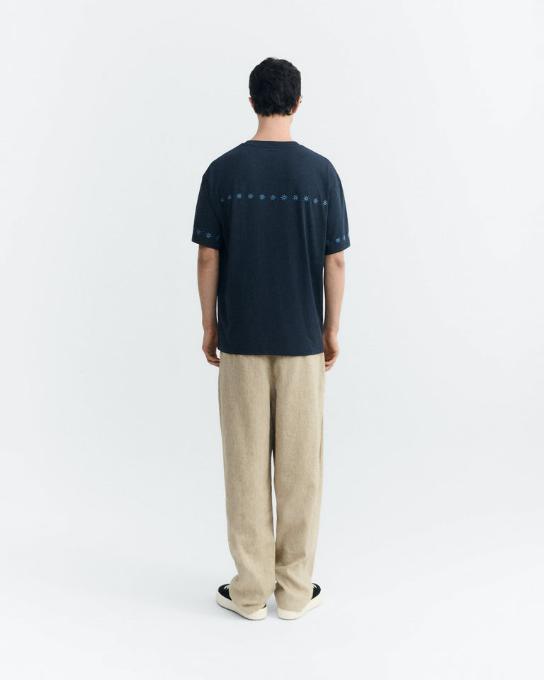 Camiseta navy bordada Aaron sostenible - 4