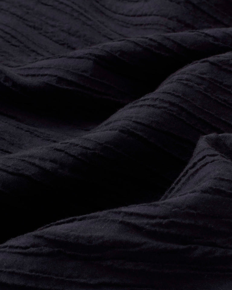 Blusa slim popcorn navy Kitty sostenible silueta - 2