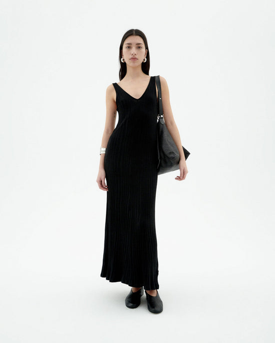 Vestido negro punto Sade sostenible-1