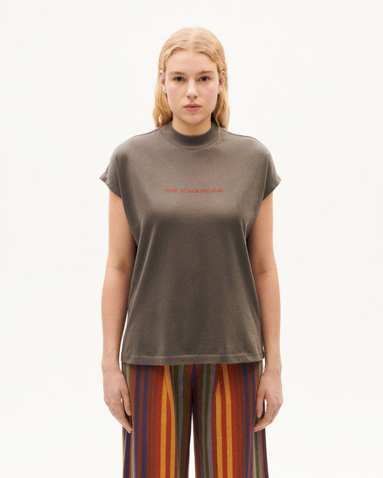 Camiseta gris Here comes the sun Volta sostenible-1