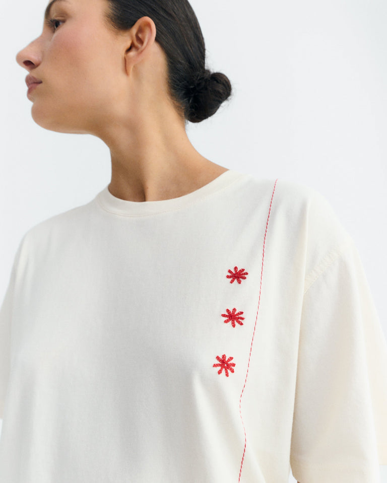 Camiseta bordada a mano sole mio Lucia sostenible - 3